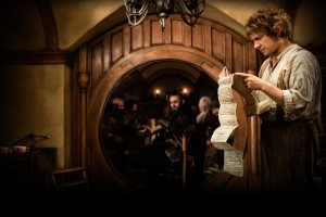 Filmszene Der Hobbit: Eine unerwartere Reise - Bilbo daheim mit den Zwergen