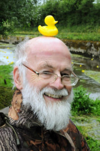 Bild von Terry Pratchett mit Ente auf dem Kopf