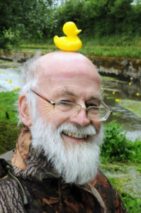 Bild von Terre Pratchett mit Ente auf dem Kopf